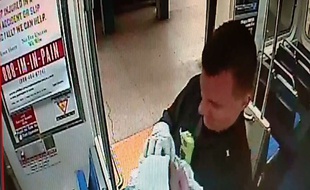 Une jeune femme, aidée par deux policiers, a donné naissance jeudi à un petit garçon dans le métro