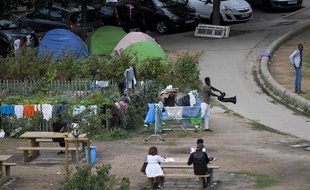 Des migrants du camp du square Daviais, à Nantes