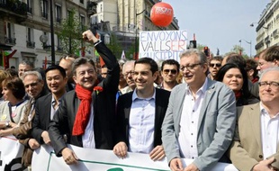 Jean-Luc Mélenchon (bras levé), co-président du pari de Gauche, aux côtés notamment d'Alexis Tsipras, dirigeant de la gauche radicale grecque et candidat à la présidence de la Commission, lors de la manifestation du 1er mai à Paris