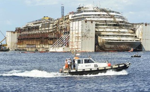 L'épave du Costa Concordia devant le port de l'île du Giglio, le 22 juillet 2014