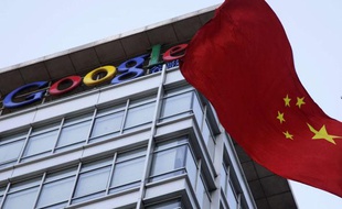 Un drapeau chinois flotte devant le siège de Google à Pékin, en Chine, le 22 janvier 2010.