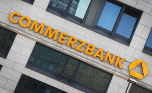 Le gouvernement allemand envisage de céder à une banque étrangère ses participations dans le capital du numéro deux bancaire allemand Commerzbank, secouru par l'Etat au plus fort de la crise financière