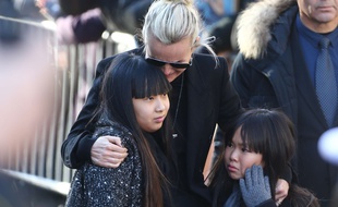 Jade, Laeticia et Joy Hallyday le 9 décembre lors des funérailles de Johnny à l'église de la Madeleine.