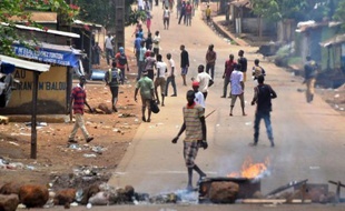 Au moins six personnes ont été tuées samedi à Conakry, a indiqué à l'AFP une source hospitalière au troisième jour consécutif de violences dans la capitale guinéenne où des affrontements ont opposé des habitants de quartiers de banlieue et des forces de l'ordre.
