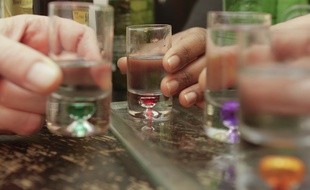 Illustration d'une soirée alcoolisée pour évoquer la livraison nocturne d'alcool à Rennes.