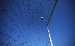 Illustration: Un ballon de foot entre dans un but.