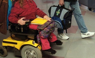 La mère d'une jeune handicapée moteur, accompagnée de parents d'élèves, occupe depuis mercredi soir une salle d'un collège de Thionville (Moselle) afin d'obtenir l'ouverture d'une classe spécialisée pour sa fille, a-t-on appris des services de l'Etat.