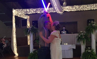 Deux Américains de l'Indiana ont choisi d'ouvrir le bal de leur mariage avec un duel de sabres laser, début mai 2017.