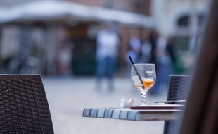 La terrasse d'un bar (illustration).