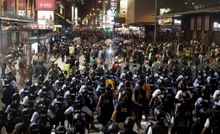La police a chargé les manifestants devant une gare de Hong-Kong dimanche 7 juillet 2019.