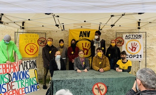 Les sept militants réunis avant l'audience à Bordeaux.