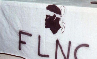 Un drapeau du Front de libération nationale de la Corse (FLNC).