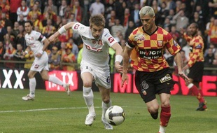 Le Lensois Yohann demont (à droite) à la lutte avec un Rémois, le 12 mai 2009, à Bollaert.