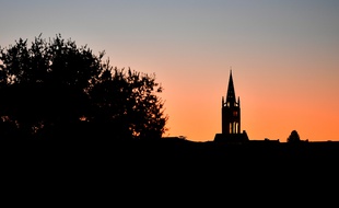 Le soleil se couche sur l'église de Saint-Emilion (Gironde).