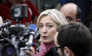 Marine Le Pen, candidate du FN à l'Elysée, a espéré jeudi que "le peuple français (n'avait) pas la mémoire d'un poisson rouge" par rapport aux promesses de Nicolas Sarkozy en 2007 et a comparé la présidentielle de 2012 à un choix "peut-être" aussi important que celui entre la monarchie et la République.
