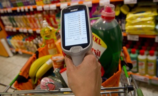 Un client en train de scanner ses courses dans un supermarché. (Illustration).