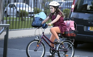 Une enfant à vélo