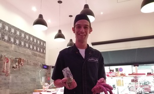 Luca Morand pose fièrement avec ses saucisses au cannabis, son invention.