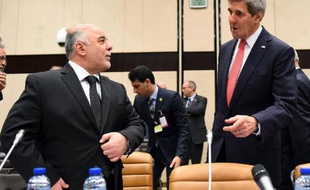Le secrétaire d'Etat américain John Kerry (C) et le Premier ministre irakien Haidar al-Abadi assistent le 3 décembre 2014 à une réunion à Bruxelles des pays membres de la coalition contre l'EI