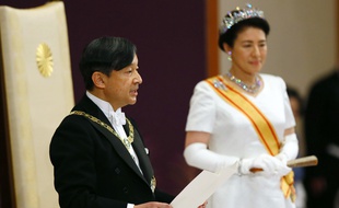 Le nouvel empereur Naruhito prononce son discours inaugural, au côté de son épouse l'impératrice Masako, au palais impérial de Tokyo, le 1er mai 2019.