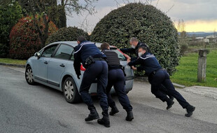 Les gendarmes ont poussé le véhicule, et le conducteur a pu redémarrer