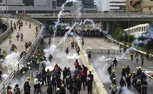 La police antiémeute hongkongaise a chargé, samedi 24 août 2019, des manifestants prodémocratie qui avaient érigé une barricade dans le quartier de Kwun Tong.