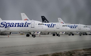La compagnie Spanair, qui a annoncé brutalement vendredi mettre fin à son activité, a présenté lundi une demande de placement en cessation de paiement avec un passif de plus de 300 millions d'euros, a annoncé le tribunal de justice de Barcelone.