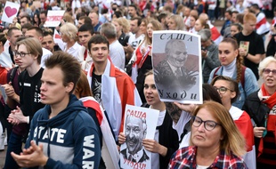 Les partisans de l'opposition se rassemblent pour protester contre les résultats contestés des élections présidentielles à Minsk le 23 août 2020.