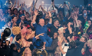 Jean Paul Gaultier, à la fin de son dernier défilé au Théâtre du Châtelet, à Paris, le 22 janvier 2020