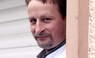 Roger Bodet, charcutier au Landreau, collectionne les récompenses pour ses saucissons.