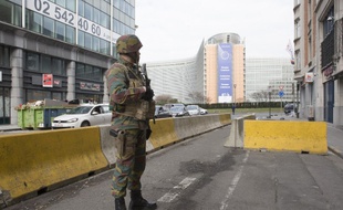 Un soldat belge devant l'immeuble Berlaymont à Bruxelles, près du siège de la Commission européenne, après les attaques du 22 mars 2016.