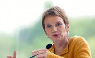 La présidente du Medef Laurence Parisot a pour sa part martelé mardi que la prise en charge partielle par les entreprises des dépenses de transport domicile-travail des salariés, annoncé par le gouvernement, était "une aberration", souhaitant "un système purement facultatif".