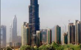 Une tour construite dans l'émirat pétrolier de Dubai, dans le Golfe, est devenue le bâtiment le plus haut du monde à 512,10 m, dépassant le détenteur actuel du record à Taipei, a déclaré samedi le promoteur. Baptisée "Burj Dubai" la tour a ravi son titre au "Taipei 101", qui culmine à 508 m dans la capitale taiwanaise, a précisé dans un communiqué le promoteur Emaar Properties.