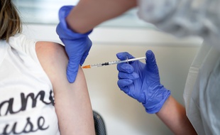 Camille, infirmière de 32 ans, a reçu une dose de vaccin AstraZeneca issue du lot ABV5300, mis en cause dans le décès d'une infirmière autrichienne.
