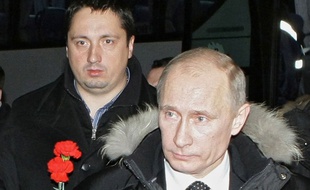 Photographié en 2010 avec Vladimir Poutine, le sulfureux patron des supporters russes, Alexandre Chpryguine, va être expulsé de France.