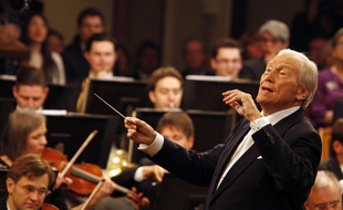 Georges Prêtre dans ses œuvres lors du traditionnel concert de Nouvel An, à Vienne, en 2010.