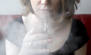 Juul suspend la vente des e-cigarettes aromatisées aux Etats-Unis (Archives)