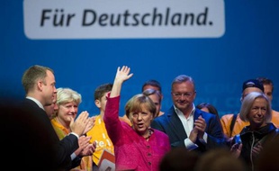 La coalition d'Angela Merkel formée des conservateurs et des Libéraux en Allemagne obtiendrait une très courte avance aux élections, selon le dernier sondage paru avant les législatives de dimanche, mais sa reconduite reste incertaine.