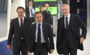 Nicolas Sarkozy, nouveau président de l'UMP, aux côtés de Bruno Le Maire (D) et de Luc Chatel (G) au siège du parti à Paris, le 1er décembre 2014