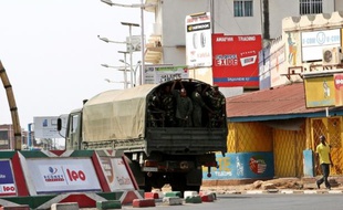 La police burundaise patrouille dans la capitale Bujumbura le 2 août 2015, après la mort du bras droit du président
