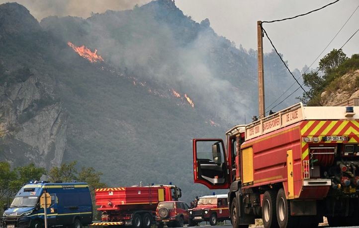 « Une journée décisive » estiment les pompiers, qui espèrent « fixer » le feu ce jeudi...