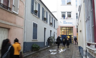 Des élèves se rendent en cours au lendemain du drame.