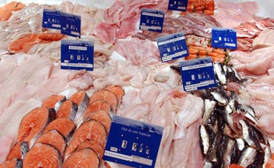 Le rayon poisson d'un supermarché, en région parisienne.