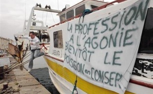 Du port des ferries de Dunkerque (Nord) au dépôt pétrolier de Fos-sur-Mer (Bouches-du-Rhône), les pêcheurs français ont mené mardi de nouvelles actions d'envergure contre le coût du gazole, encouragés par l'extension du mouvement en Europe.