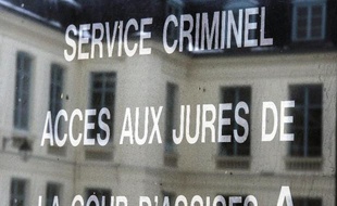 "Je leur faisais confiance. J'avais peur". Violée à plusieurs reprises sur fond de rites vaudous, une adolescente de 17 ans a raconté mercredi aux assises les "pressions" infligées par l'agresseur et par sa propre mère, accusée de l'avoir livrée au violeur par superstition.