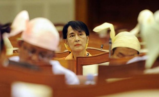Le parti d'Aung San Suu Kyi a salué jeudi l'allègement des sanctions américaines sur la Birmanie, mais l'opposante a émis une certaine réserve en renouvelant son appel à la "transparence" des investissements, désormais autorisés, dans le pétrole et le gaz.