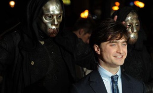 Daniel Radcliffe pose lors de la première mondiale de Harry Potter et les Reliques de la Mort à Londres, le 11 novembre 2010.
