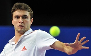 Le N.2 français Gilles Simon est devenu le premier joueur à se qualifier pour les demi-finales du tournoi de Montpellier en battant son jeune compatriote Guillaume Rufin en trois sets 7-6 (7/5), 6-7 (2/7), 6-2 vendredi.