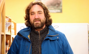 Jean-Sébastien Piel est éleveur de porcs bio à Saint-Pern, en Ille-et-Vilaine. Il pose ici dans le magasin de fermiers Brin d'Herbe de Vezin, près de Rennes, où sa ferme réalise 40% de son chiffre d'affaires.