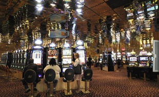 Des clients jouent, le 18 avril 2011 dans la salle des machines à sous du Casino Partouche d'Aix-en-Provence.